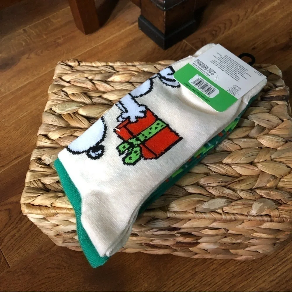 Peanuts: 2 pair Crew Socks Snoopy & Charlie Brown Christmas